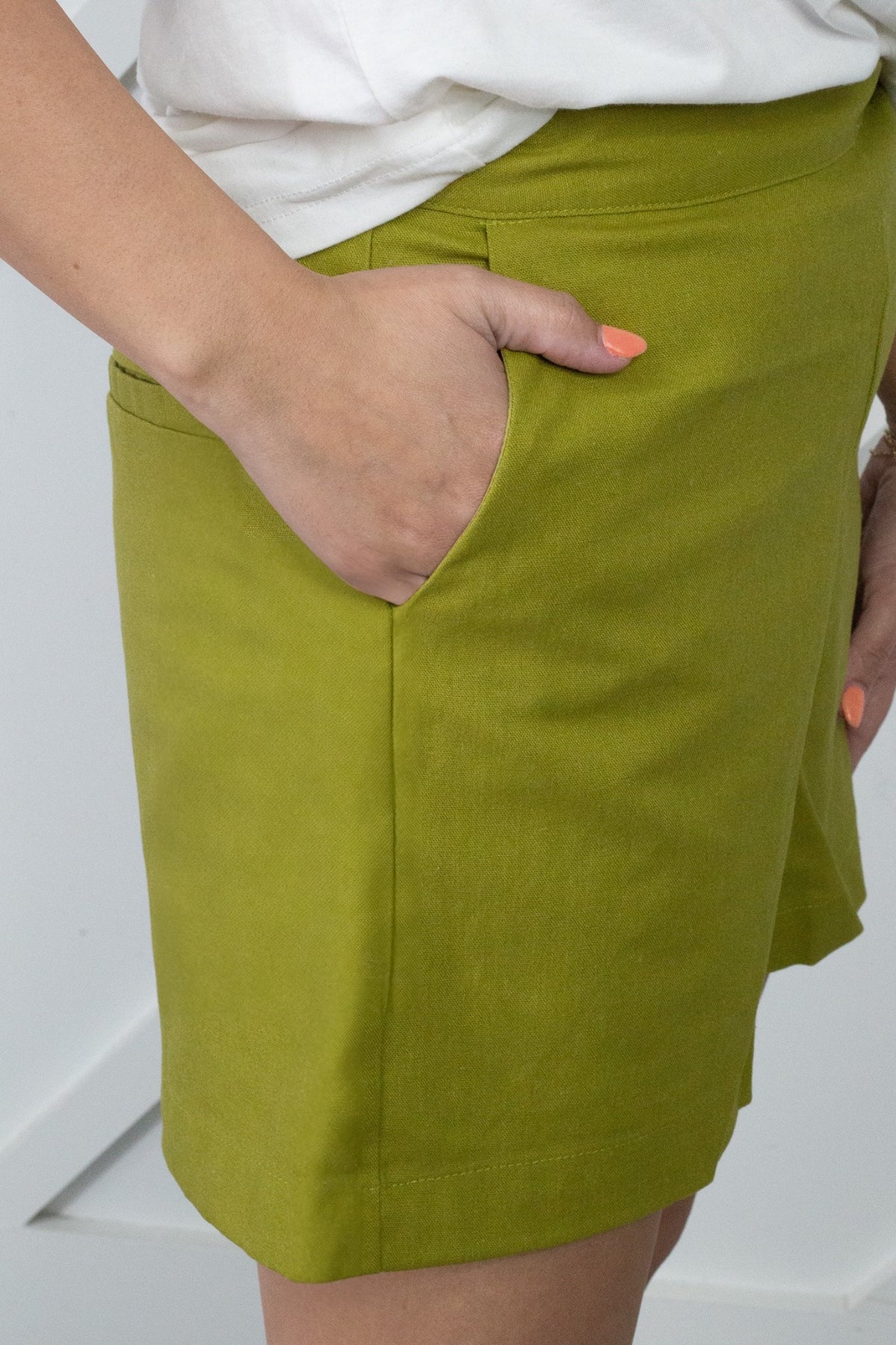 The Breezy Palms Linen Shorts - Green